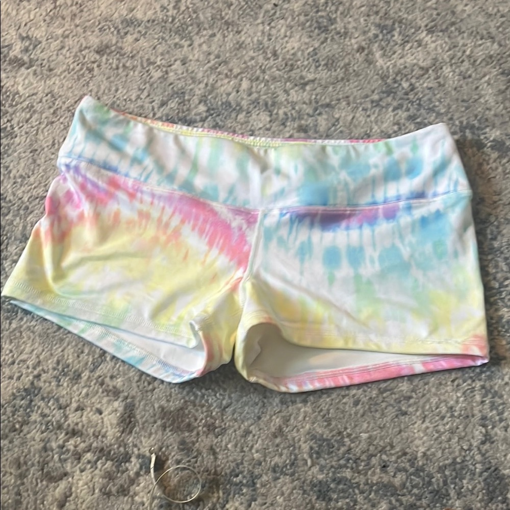 Fleo Tie Dye shorts - size L - 3” inseam